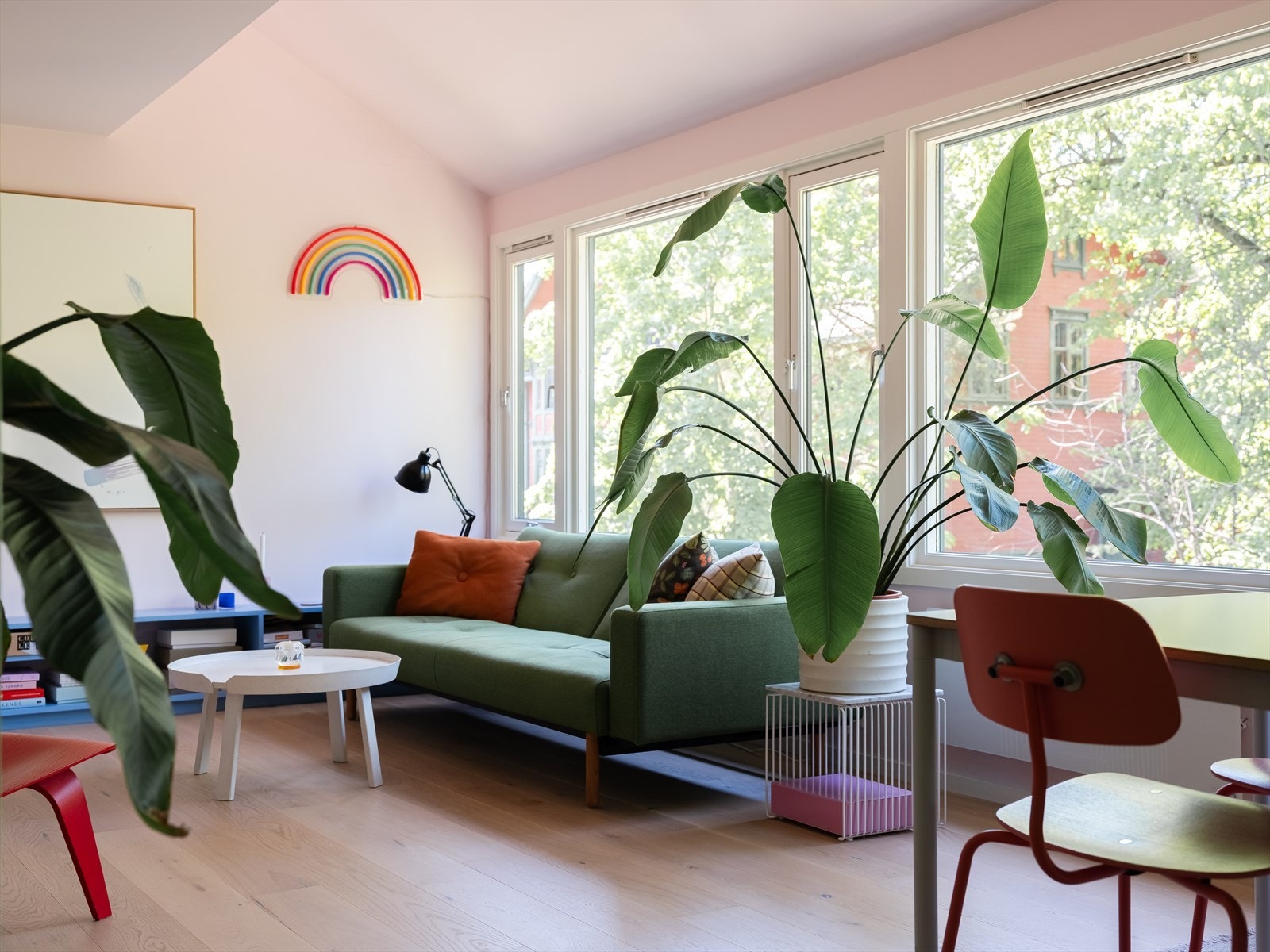 Store vindusflater for rikelig med lysinnslipp. Galleribilde