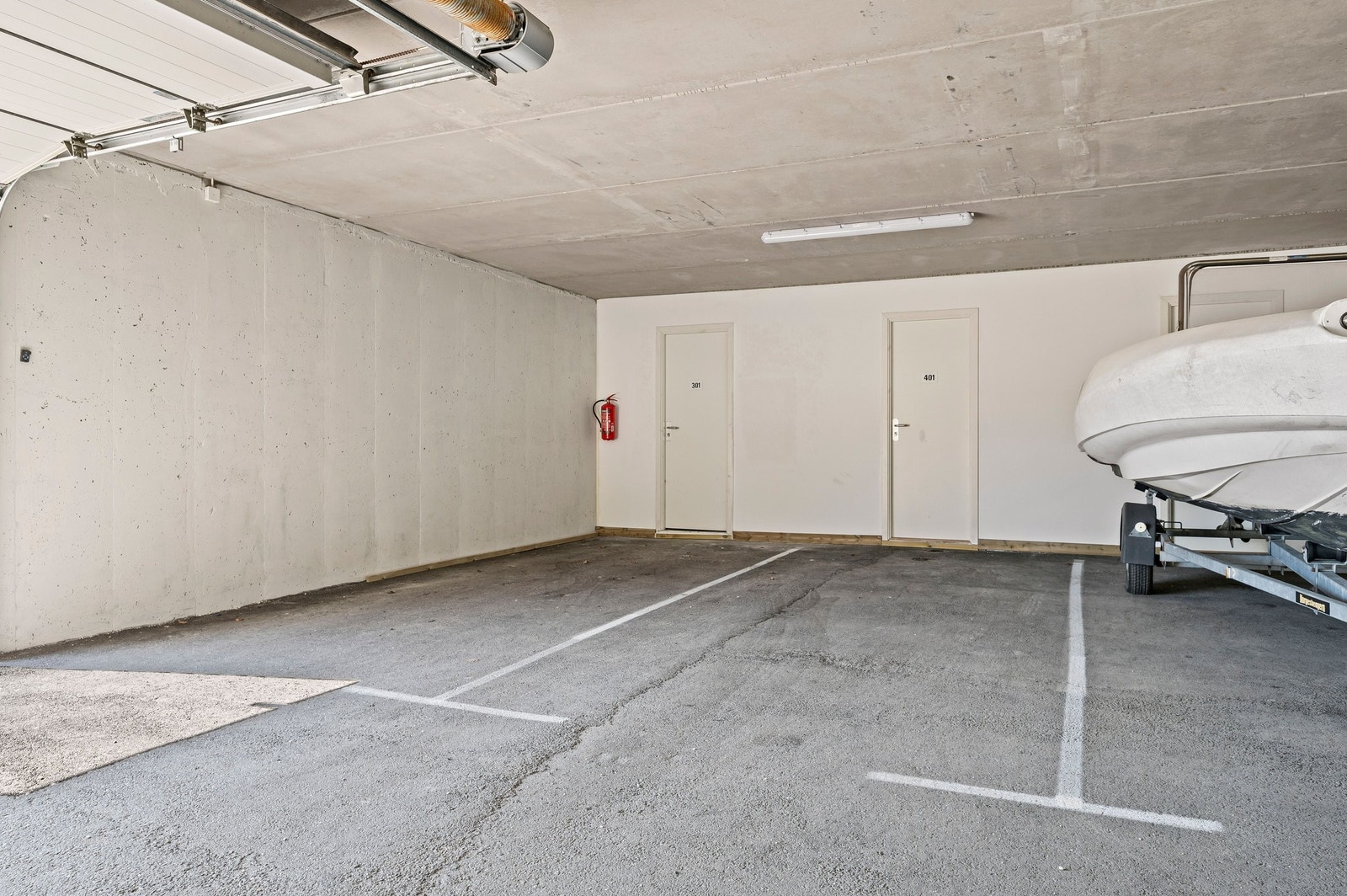 Hjørne plass i parkeringskjeller med bod i bak kant. Kan bruke p-plass til vinterlagring av båt Galleribilde