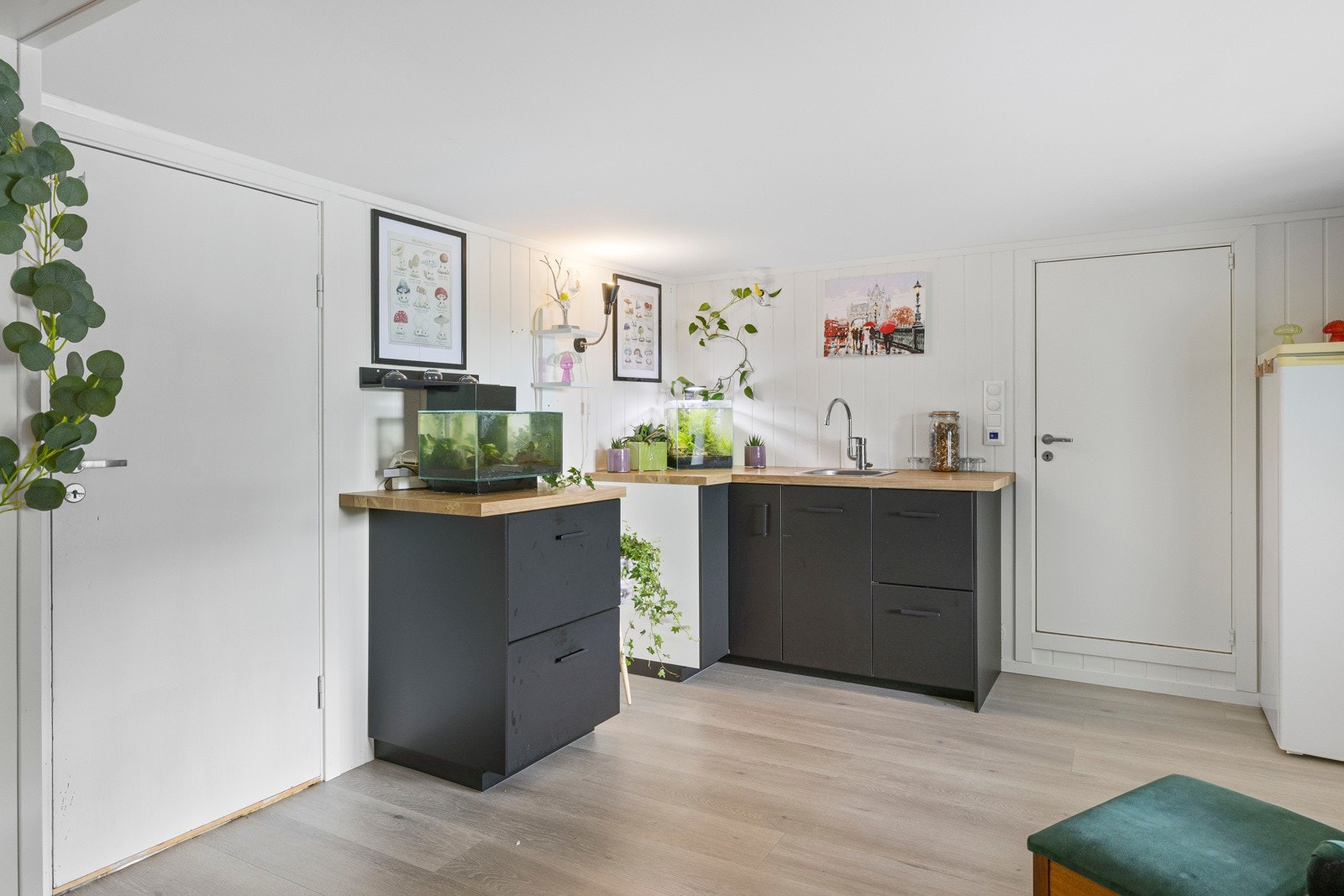 Det er satt inn kjøkkeninnredning med slette mørke fronter og benkeplate av laminat bodrom i underetasjen. Galleribilde