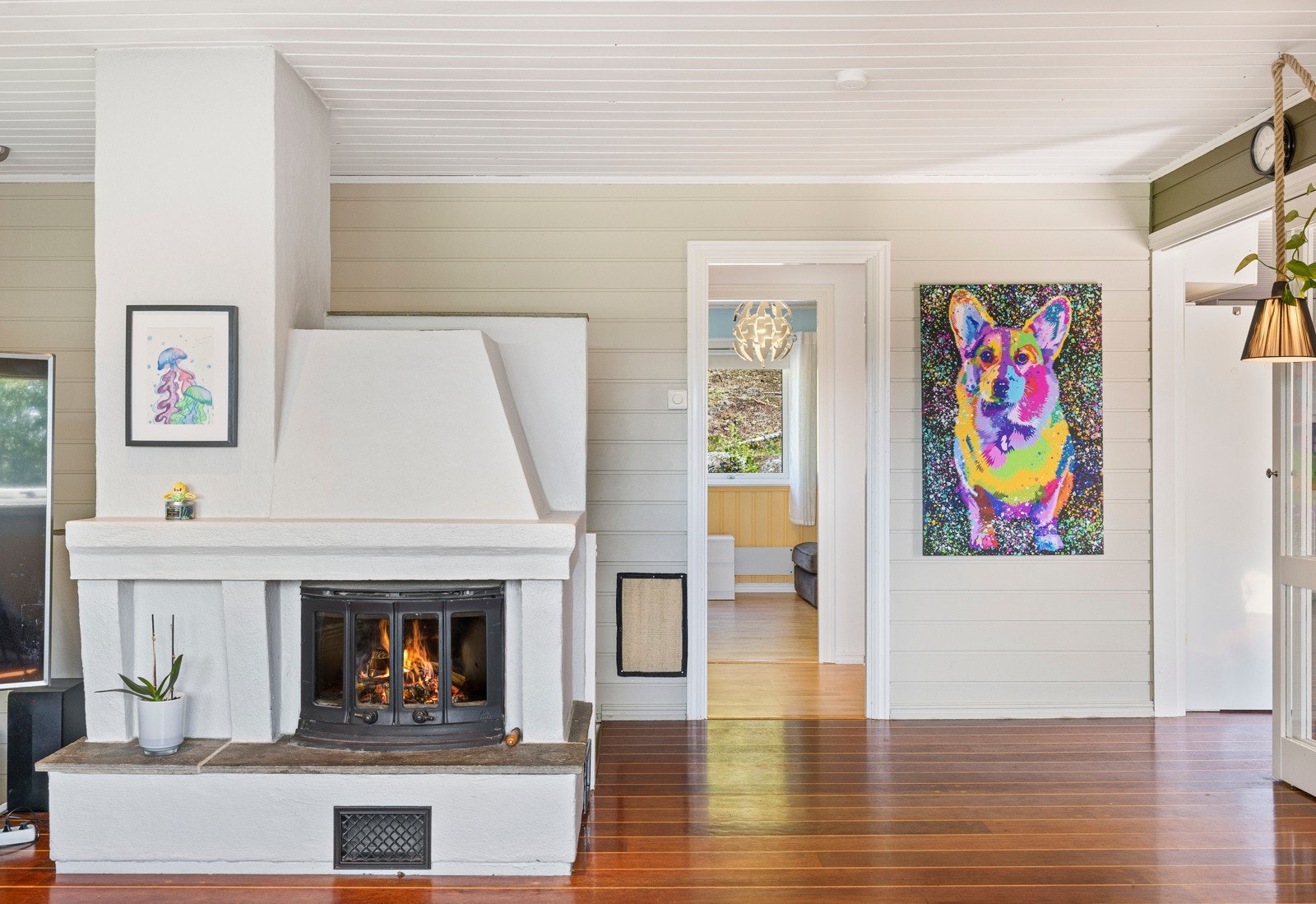 Det er en vedovn i stuen som sørger for hyggelig oppvarming på kjølige dager. Galleribilde