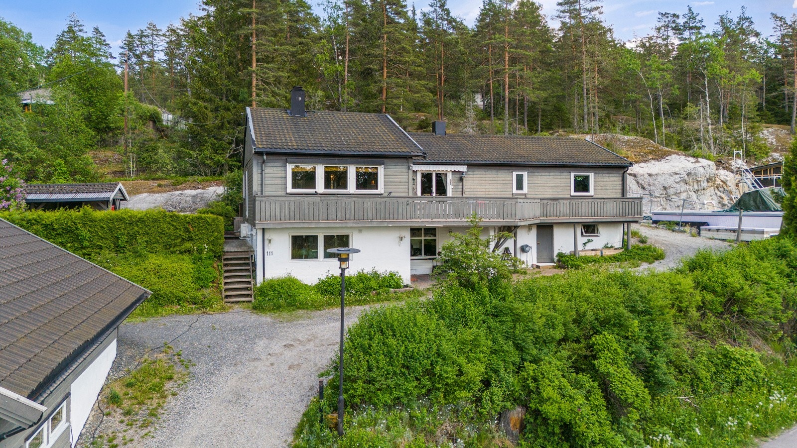 Boligen har fine uteområder i naturskjønne omgivelser. Galleribilde