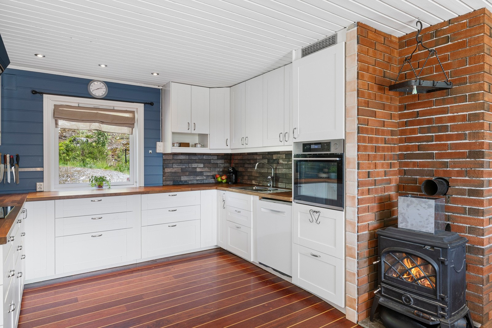 Innredning med lyse, profilerte fronter og benkeplate av heltre. Galleribilde