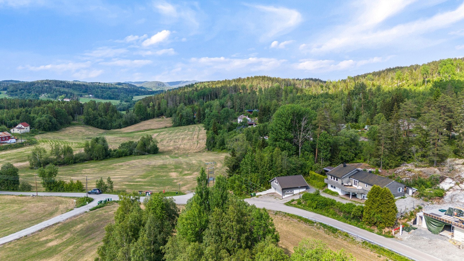Fra området går det sti og løypenett som er koblet opp mot det sentrale løypenettet i Østmarka. Galleribilde