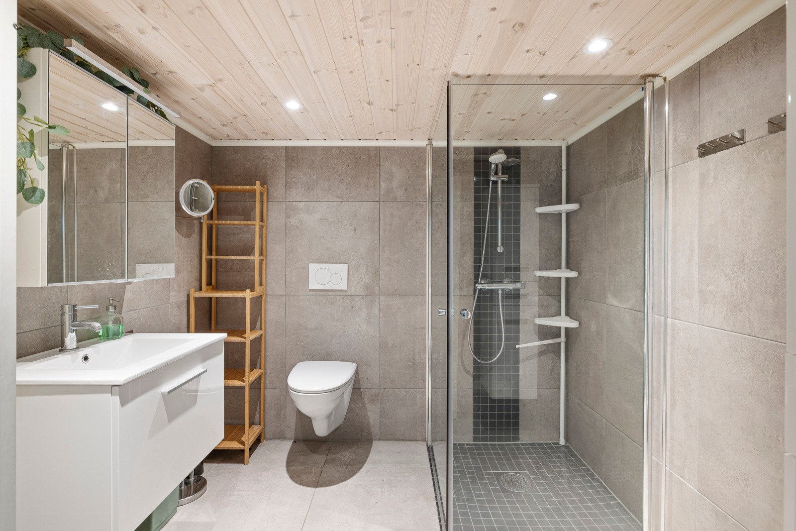 Flislagt baderom fra 2021. Varmekabler i gulv. Galleribilde