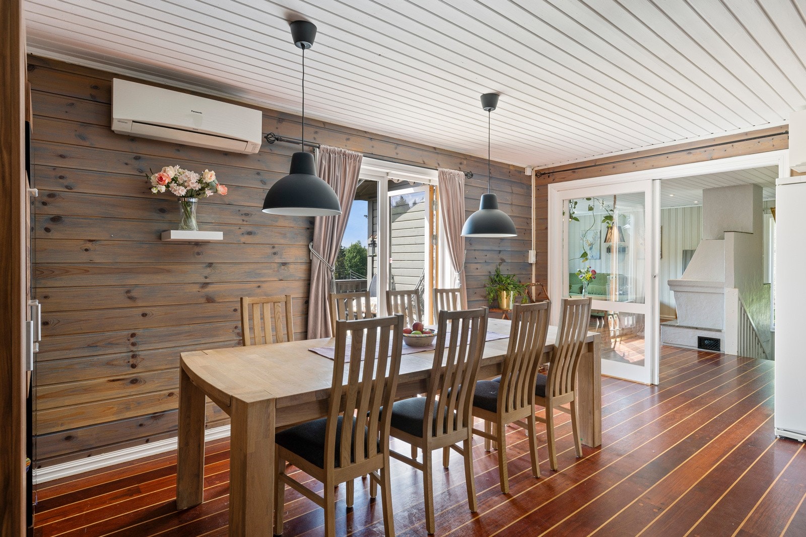 Her er det god plass til et spisebord med tilhørende stoler- et naturlig samlingspunkt for hyggelige måltider. Galleribilde