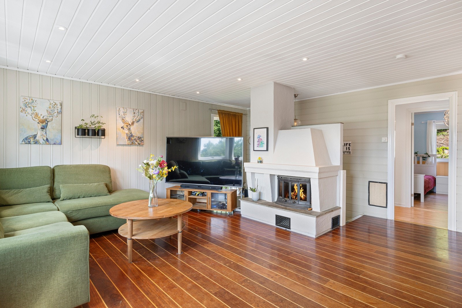 Fin og stor stue med overflater malt i et tidløst fargevalg. Galleribilde