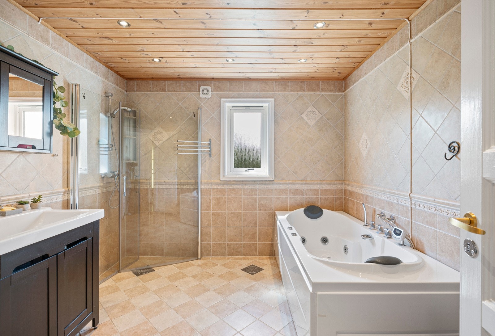 Flislagt baderom med gulvvarme. Galleribilde