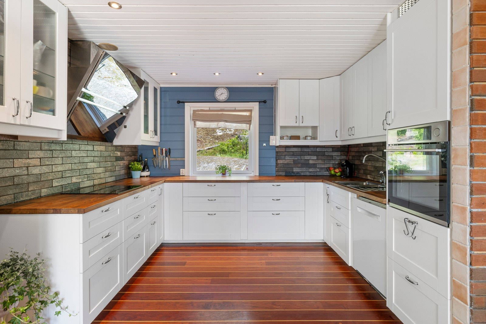 Kjøkkenets utforming er praktisk og funksjonelt til sitt bruk. Galleribilde