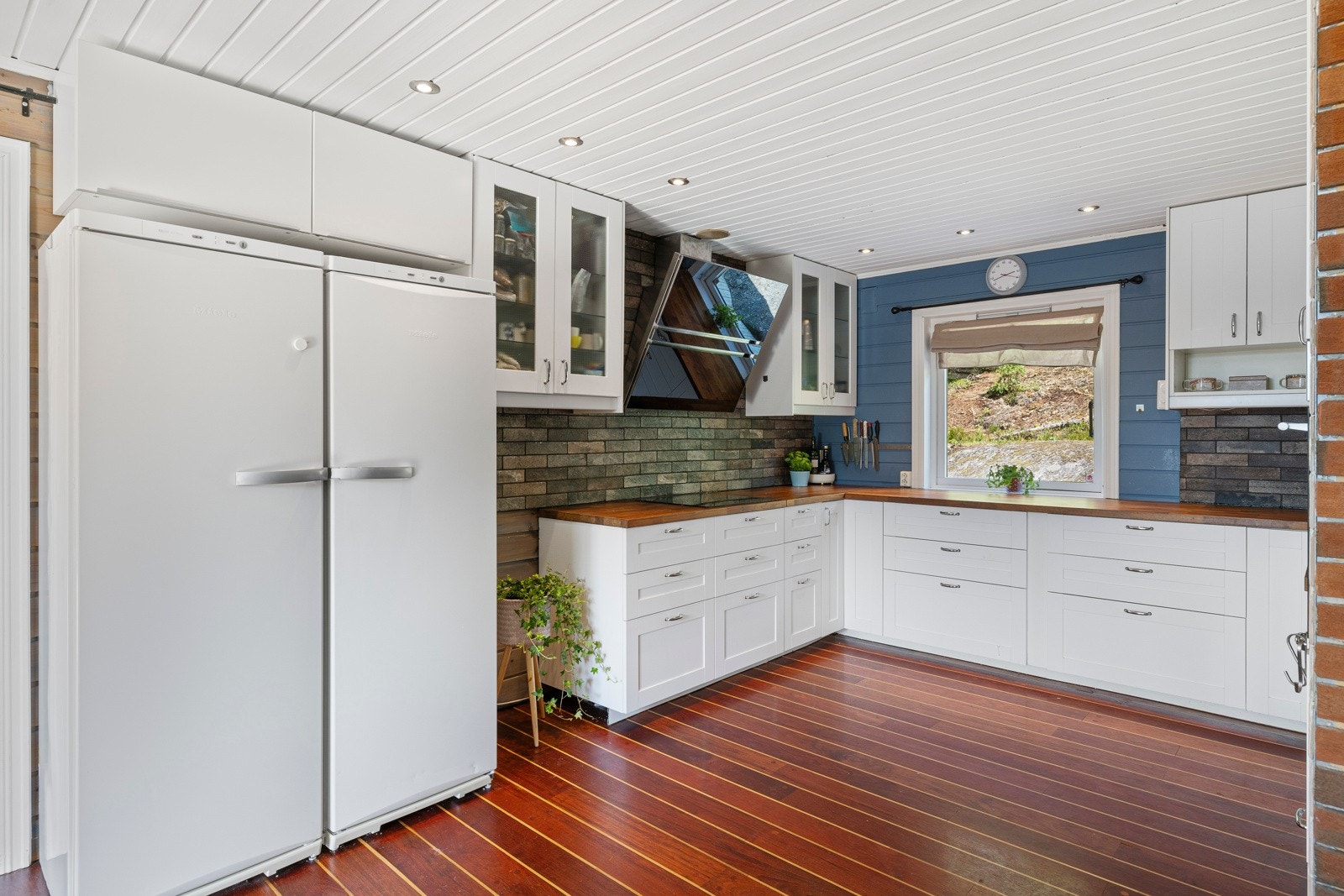 Kjøkkenet har en funksjonell utforming som sørger for rikelig med skapplass og effektive arbeidsflater. Galleribilde