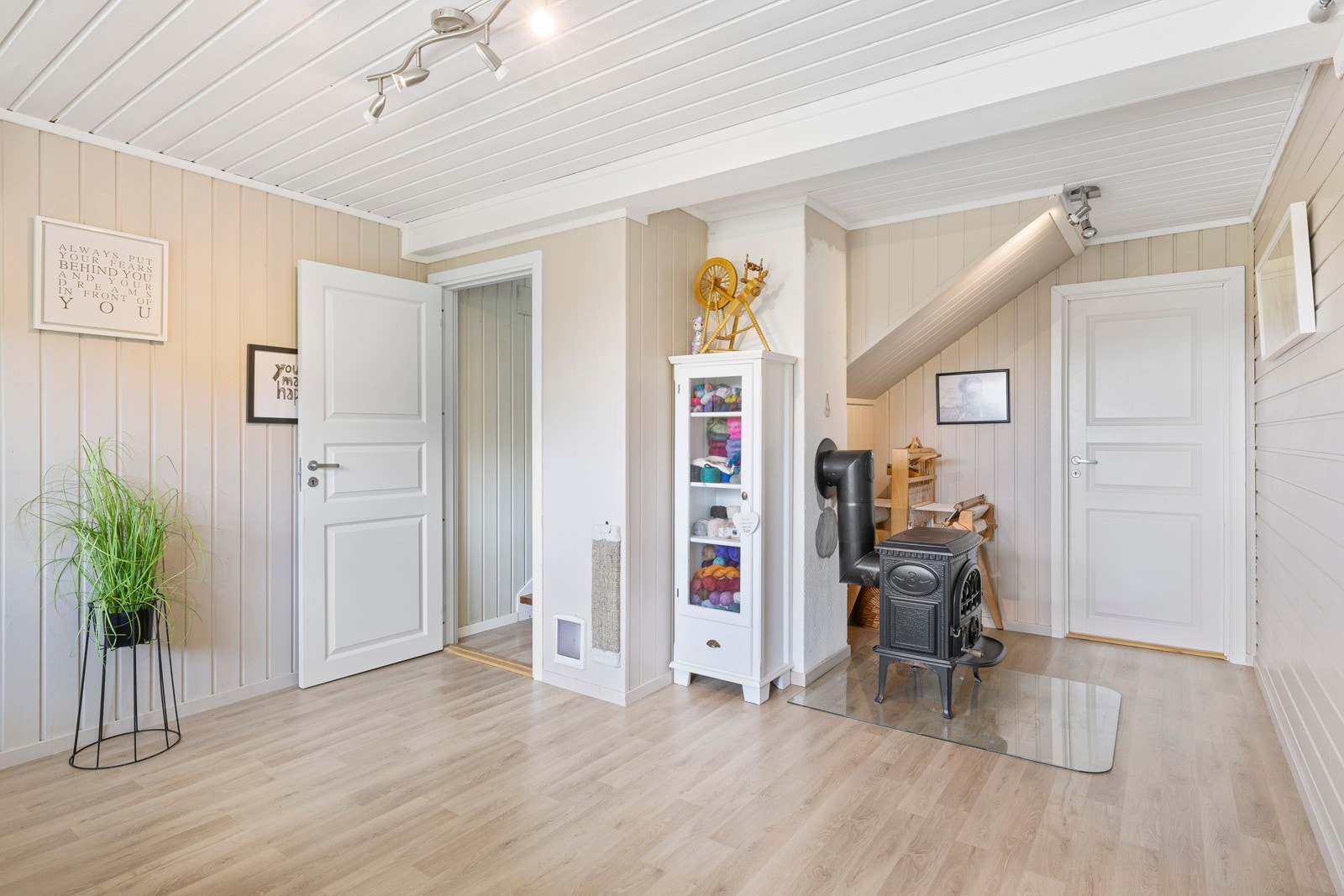 Her er det god plass til en sittegruppe, TV med tilhørende møblement og annet ønsket møblement. Galleribilde