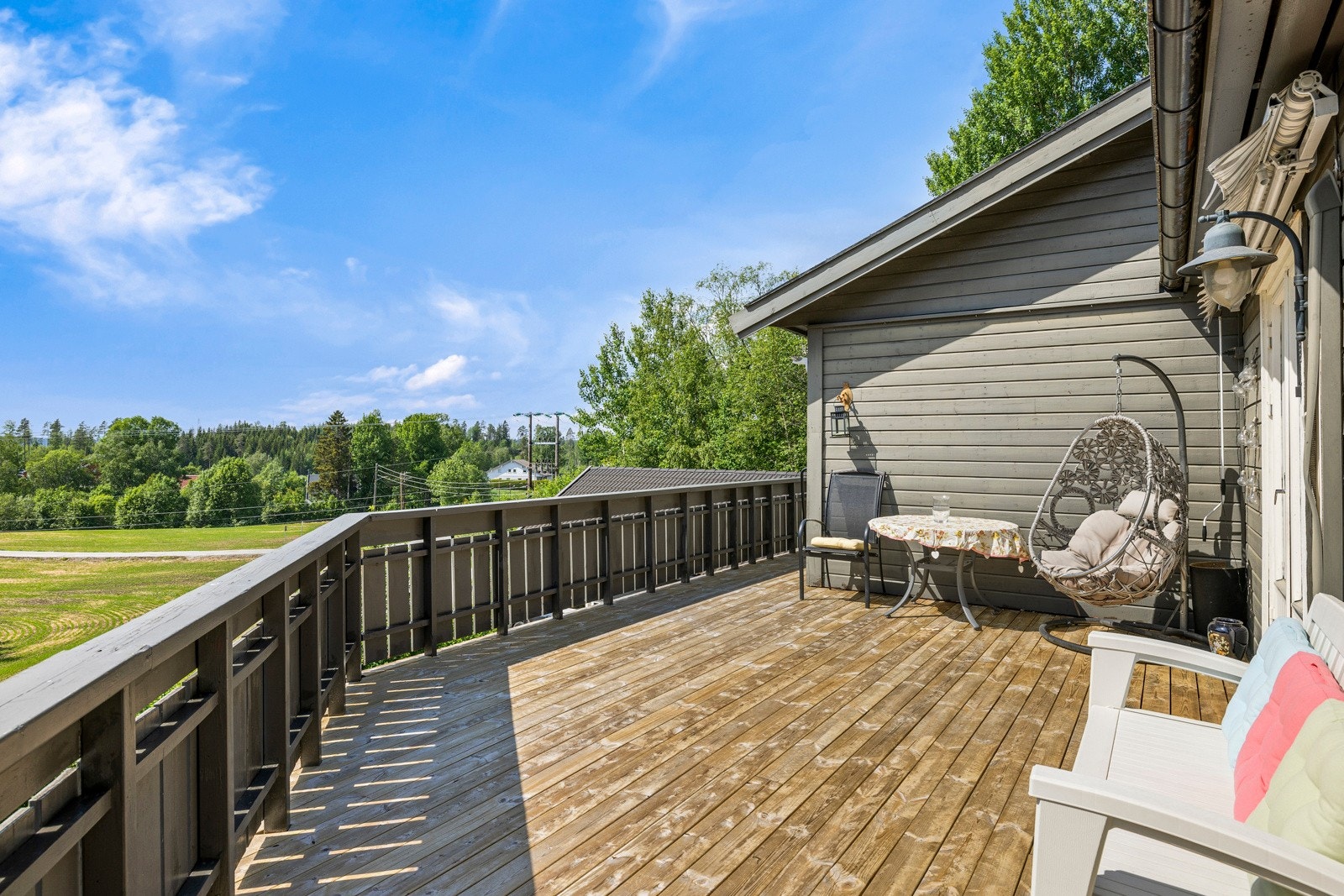 Terrassen byr på gode solforhold og har plass til flere sittegrupper. Sol fra kl. 11 til sen kveld Galleribilde