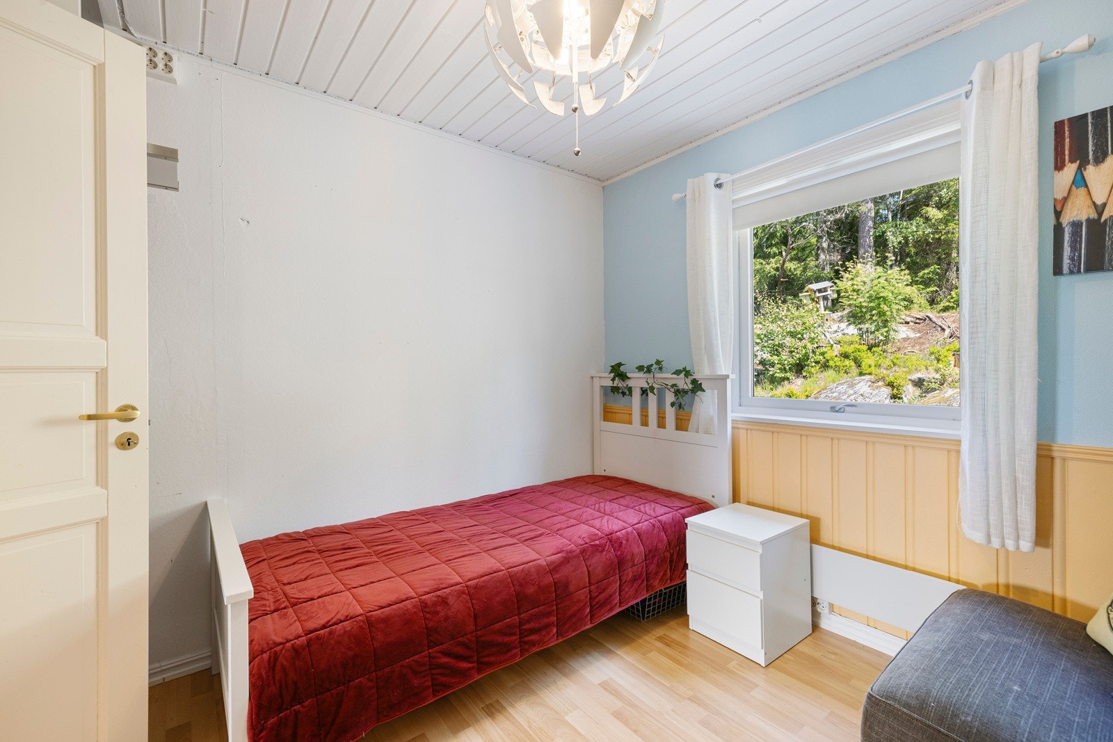 Alle soverommene er romslige og har god plass til dobbeltseng, nattbord og annet ønsket møblement. Galleribilde