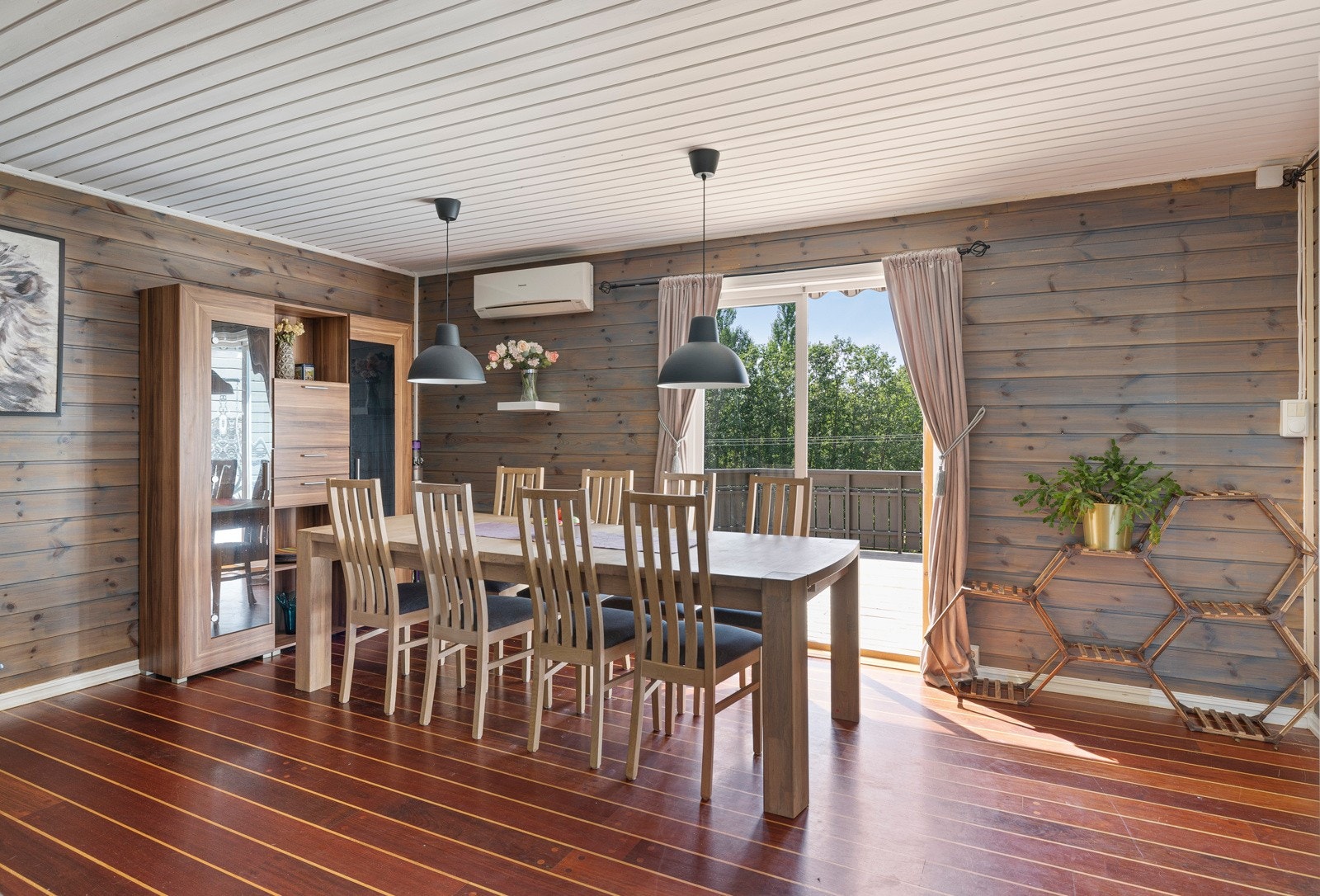 Fra spisestuen er det utgang til en romslig terrasse Galleribilde