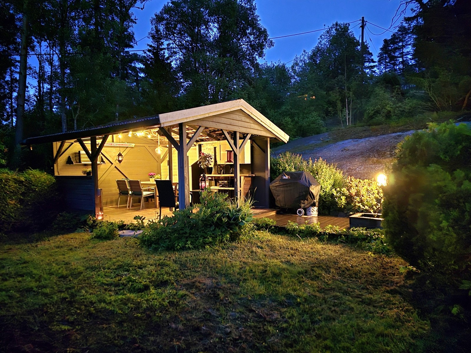 I hagen er det er koselig pergola som blir et perfekt samlingspunkt for ulike sammenkomster. Galleribilde