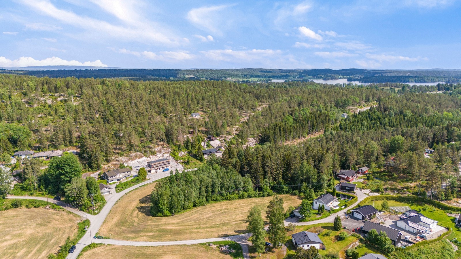 Nærmiljøet byr på en rekke naturopplevelser som badevann, stier, løyper og Østmarka golfklubb med flott 18 hulls bane. Galleribilde