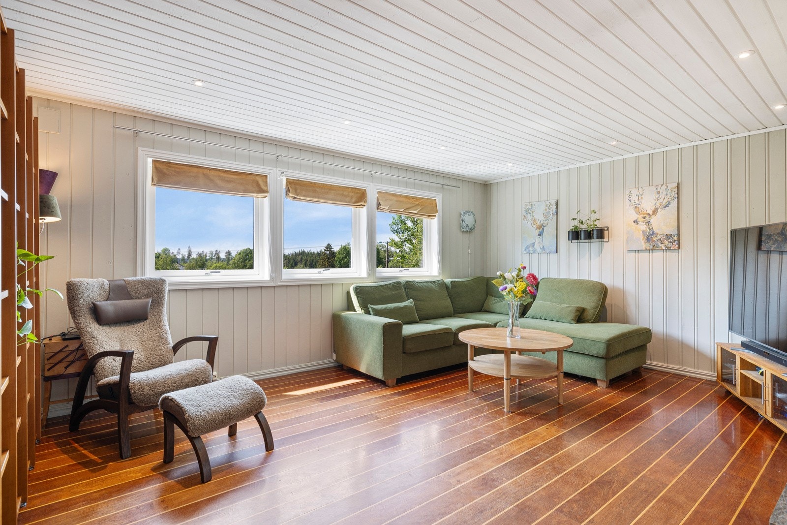 Vindusflatene gir godt med naturlig lys som sørger for en luftig atmosfære. Galleribilde