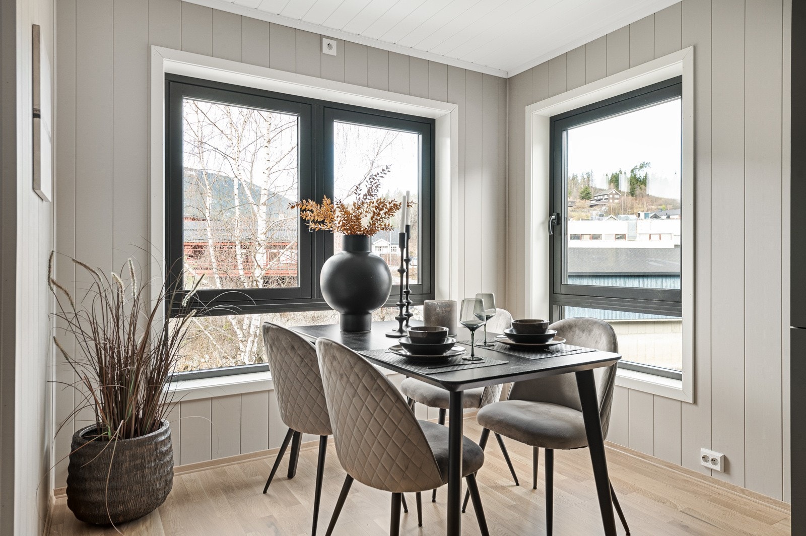 God plass til ønsket sittegruppe i nisje med store vindusflater som slipper inn my naturlig lys. Galleribilde