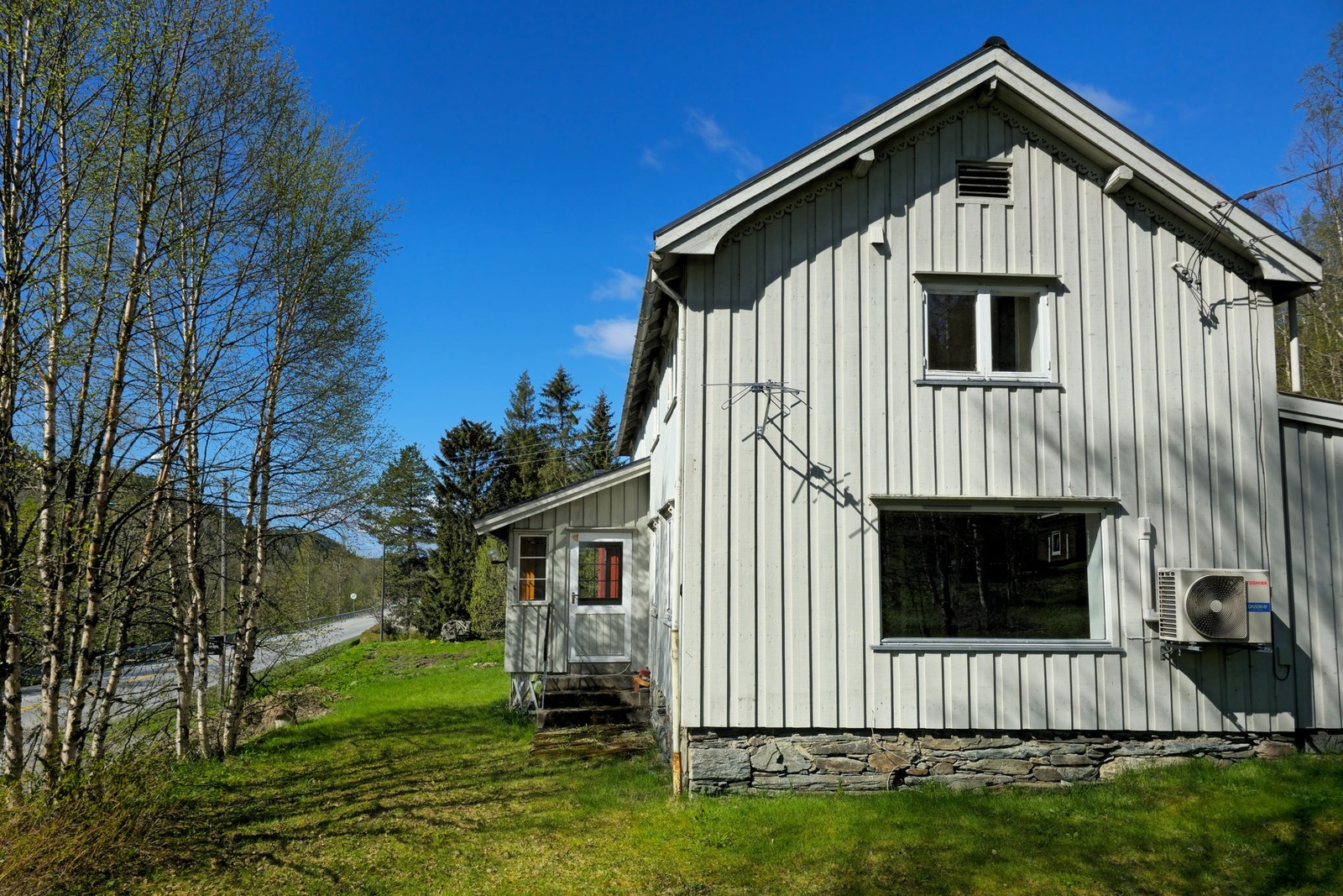 Huset vender ut mot sør som også gir deg gode solforhold til langt ut på dagen. Galleribilde