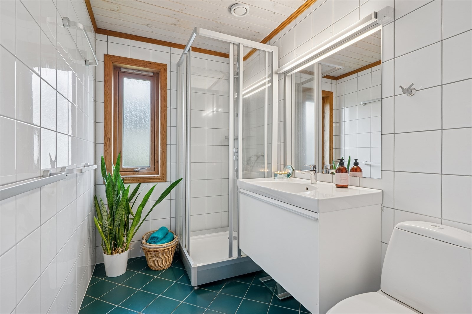 Helfliset baderom med dusjkabinett i hovedetasjen. Galleribilde