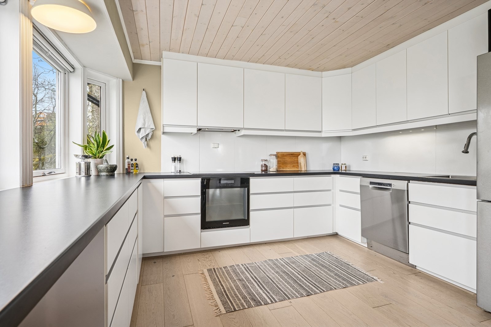 Det er integrert stekeovn og platetopp, samt frittstående oppvaskmaskin og kjøle-/fryseskap. Galleribilde