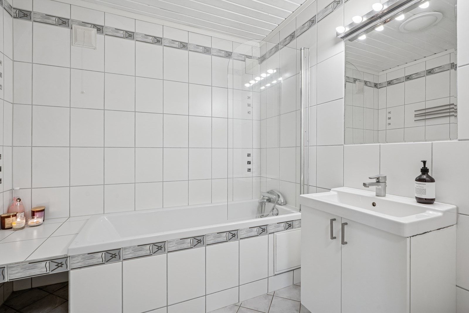 Helfliset baderom med badekar. Galleribilde