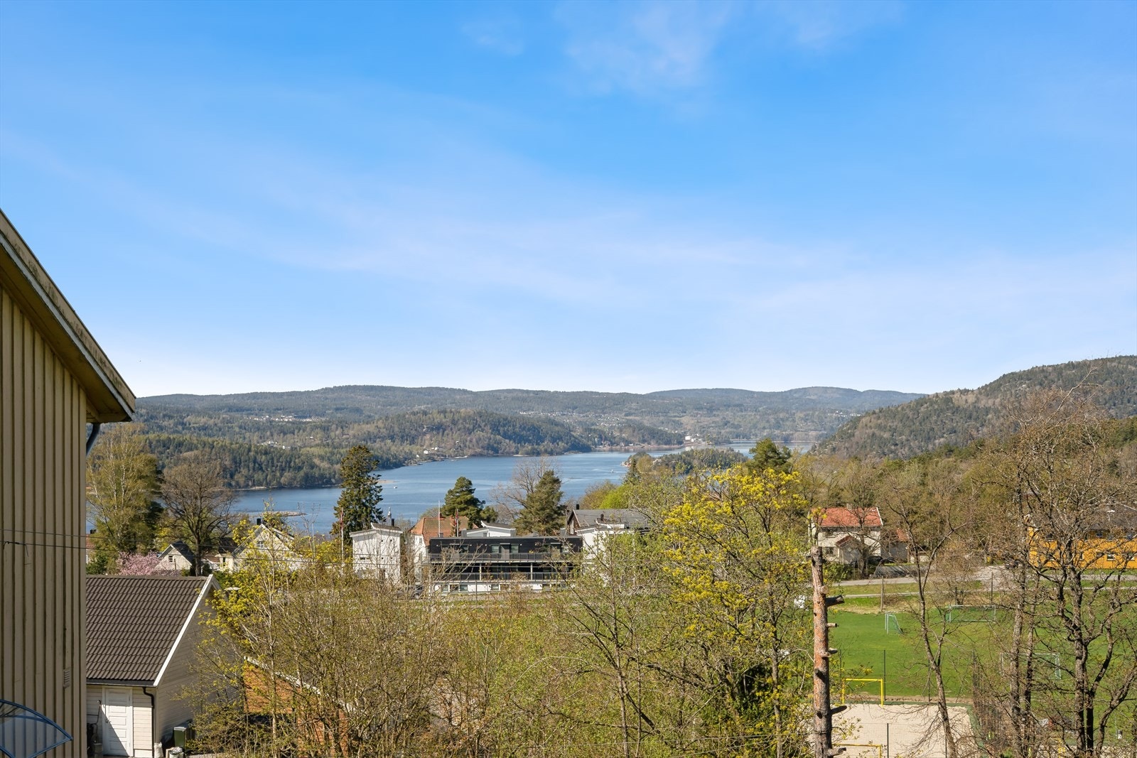 Høyt og fritt beliggenhet med god fjordutsikt Galleribilde