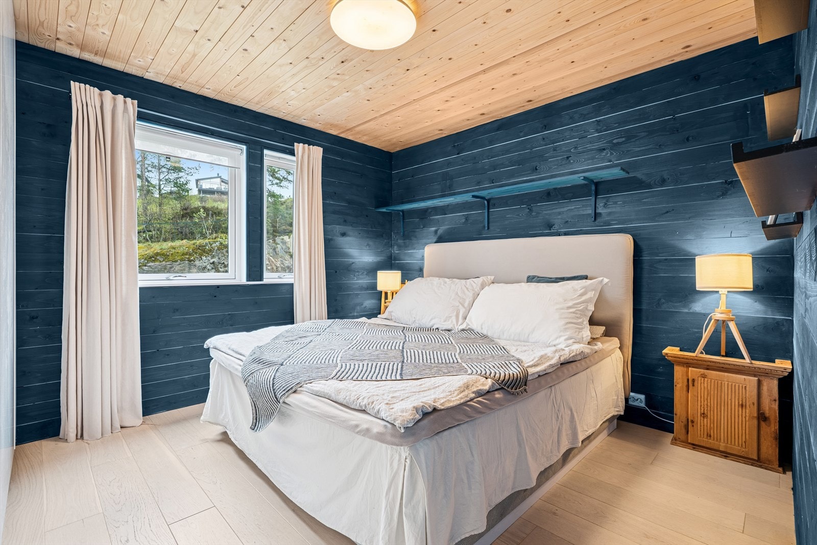 Soverom i hovedetasjen har god plass til dobbeltseng med tilhørende møblement. Galleribilde