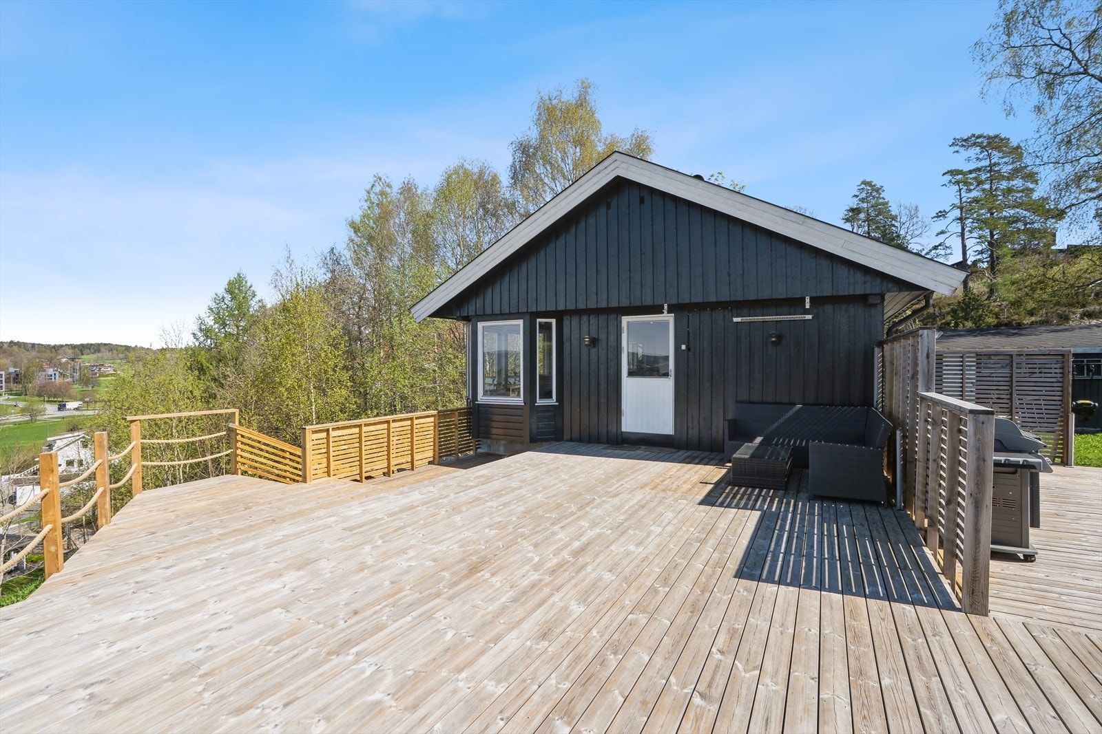 Syd-vestvendt terrasse på hele 80 kvadratmeter. Galleribilde