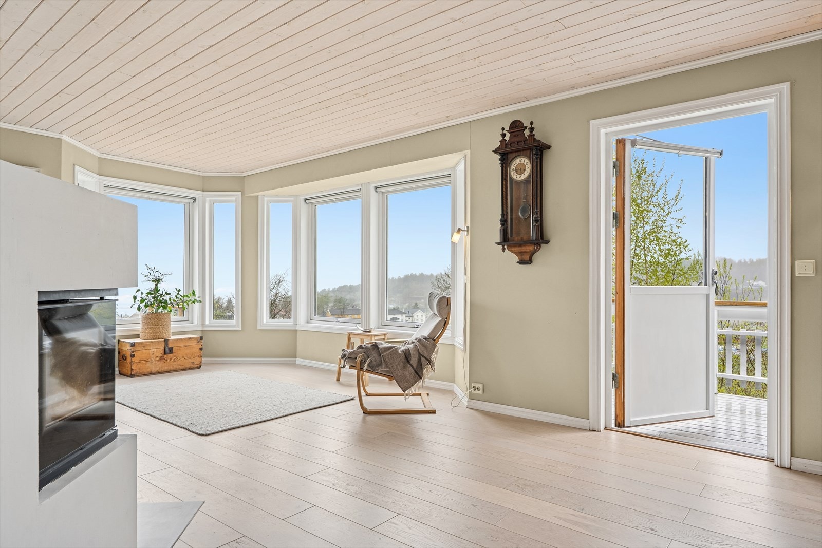 Pen og innholdsrik enebolig med høy og fri beliggenhet i et barnevennlig boligområde på Ullerud. Galleribilde