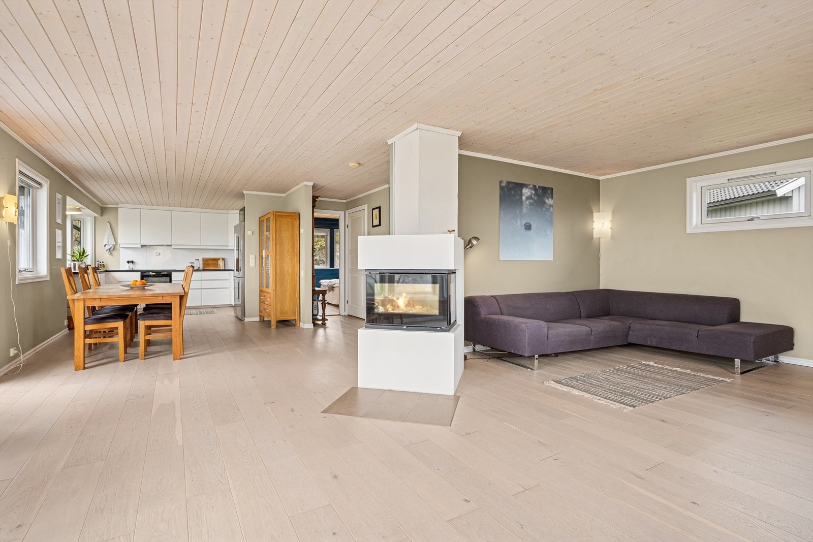 Stuen er meget romslig og kan møbleres i flere soner. Galleribilde