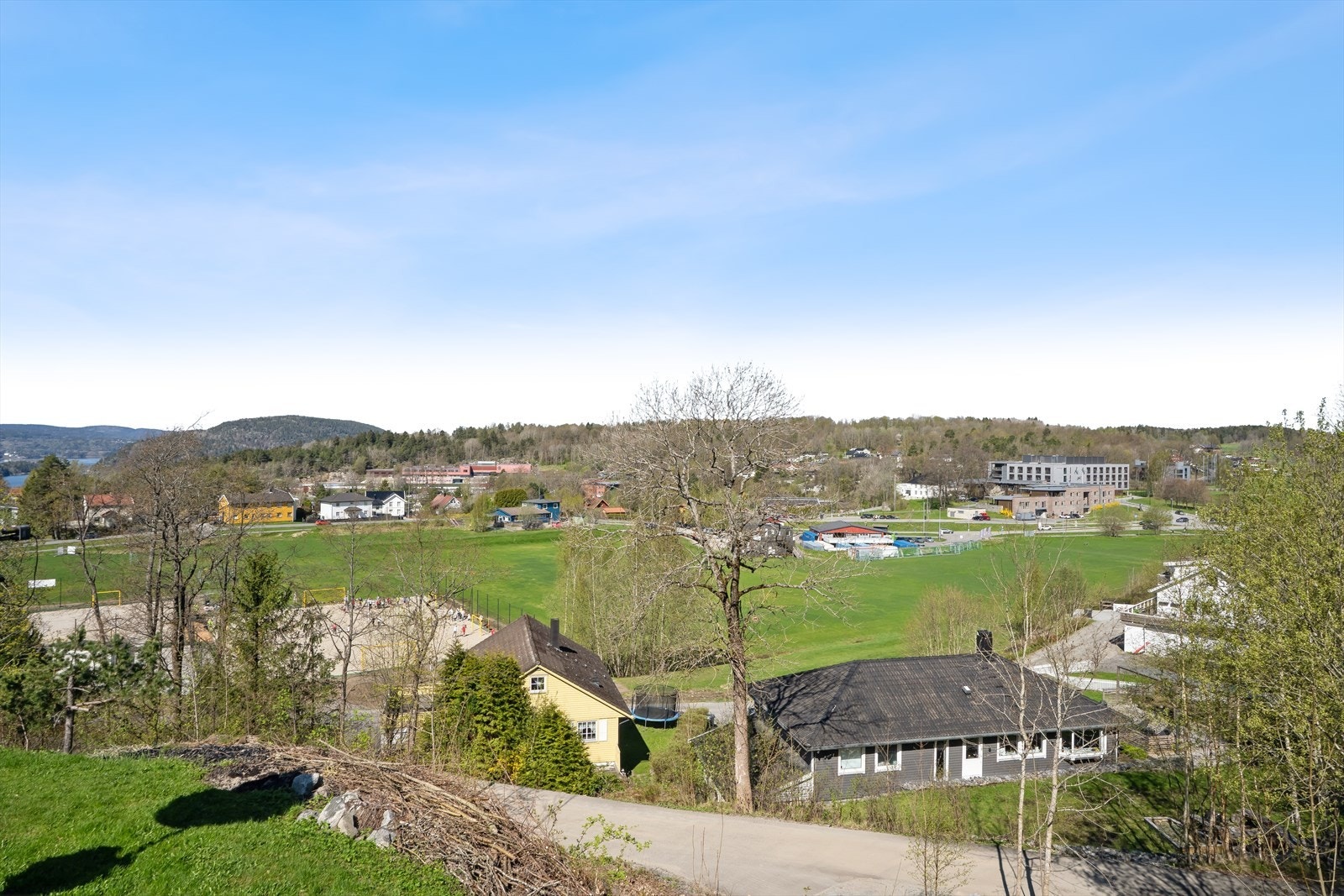 Nærmeste nabo til fotballbanen og vollyballbanen Galleribilde