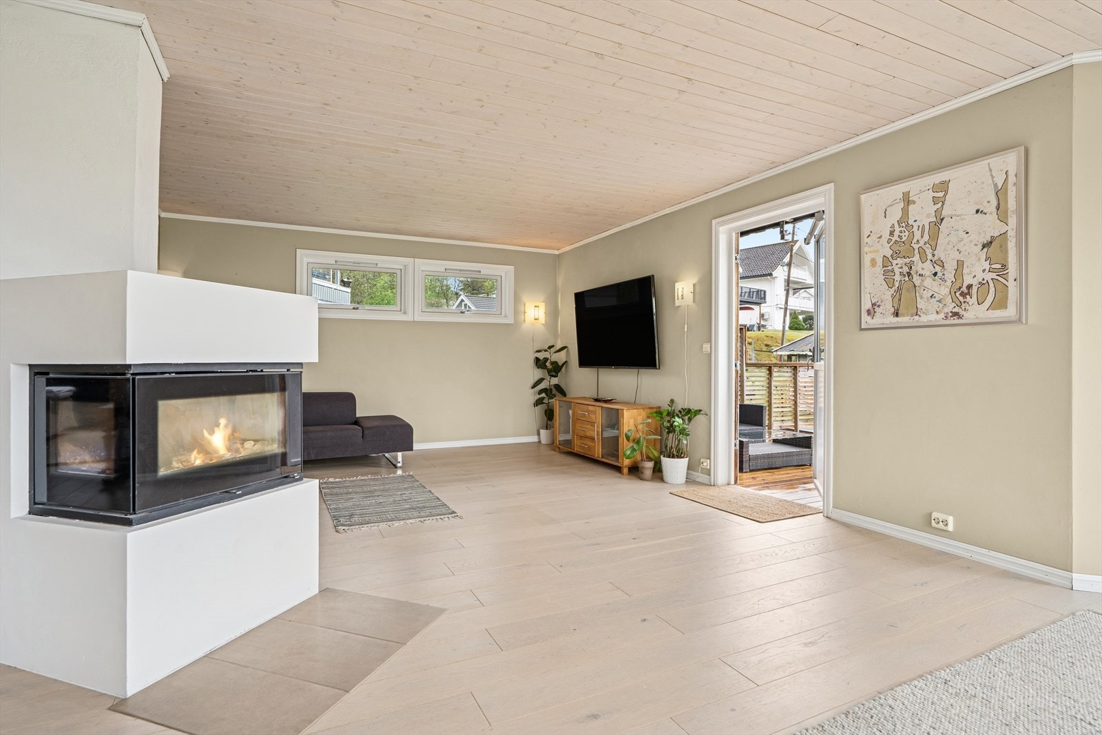 Fra stuen er det utgang til terrasse og videre ut til hagen. Galleribilde