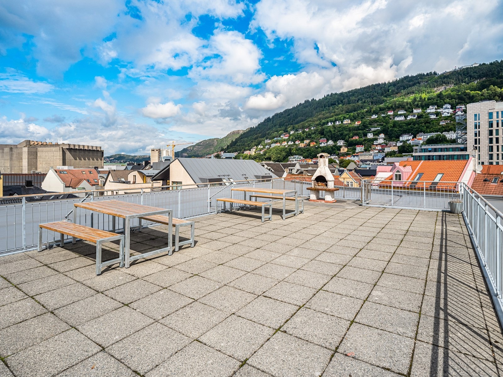 Stor og solrik felles takterrasse. Galleribilde