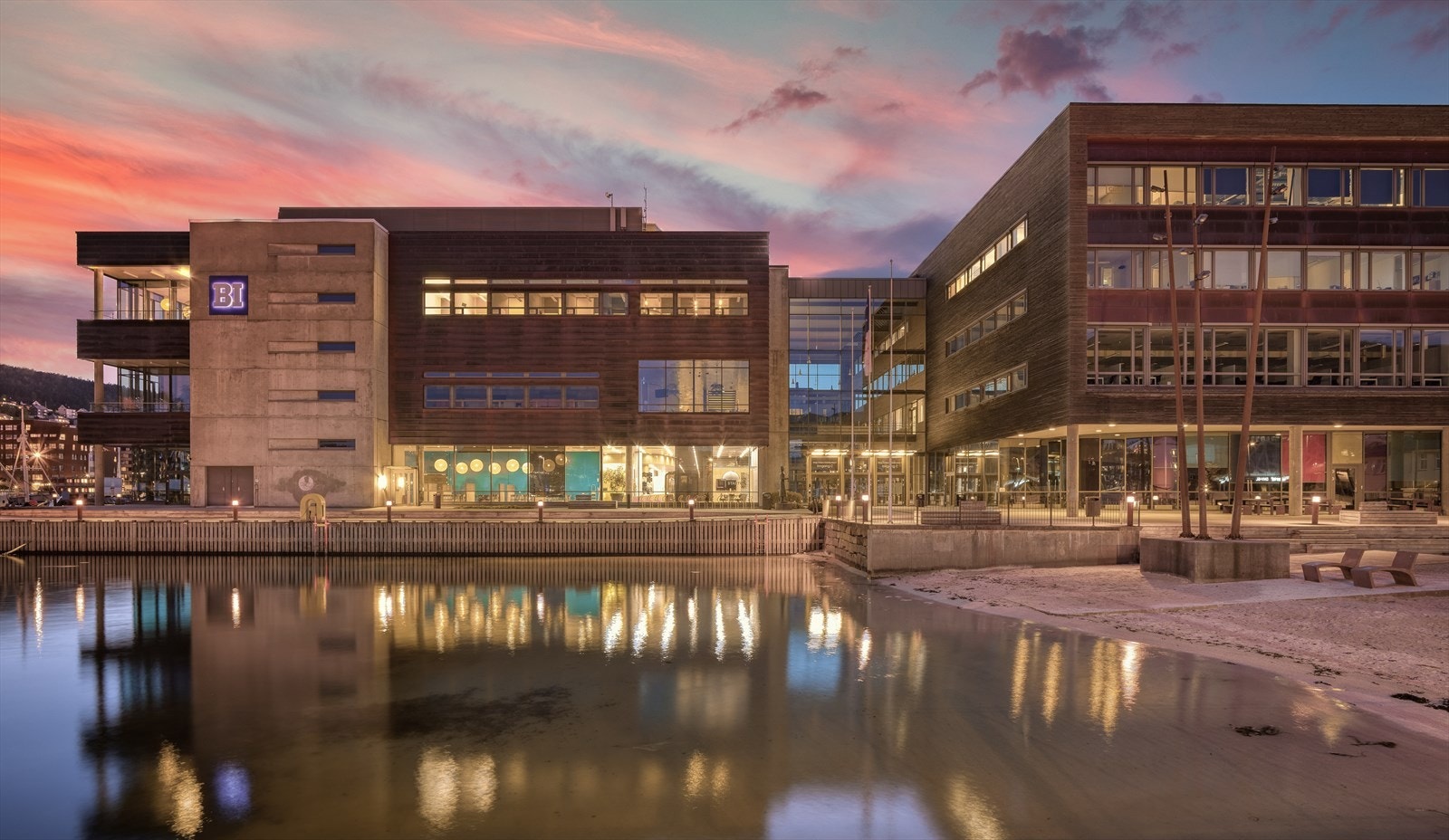 Like ved finner du sandstranden på Marineholmen ved BI dersom du ønsker en dukkert. Galleribilde