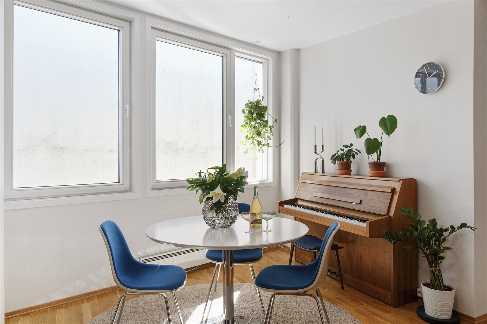 Koselig spiseplass i tilknytning til kjøkkenet. Galleribilde