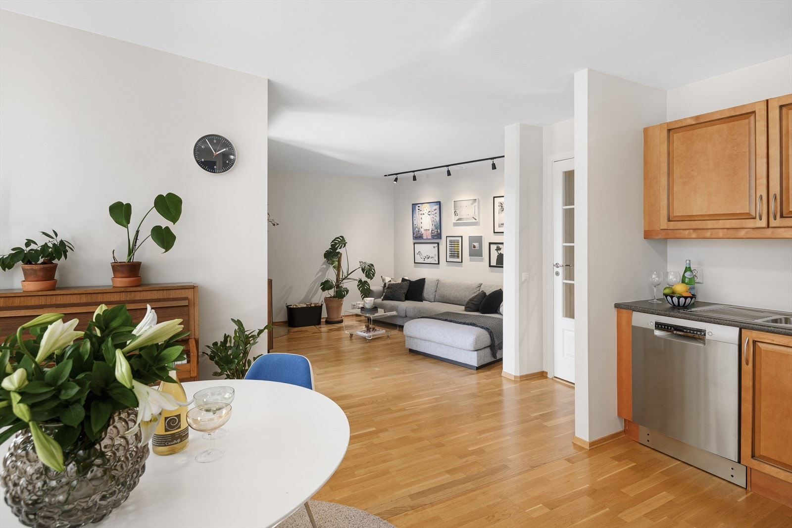 Herlig atmosfære med åpen løsning mellom kjøkken og stue. Galleribilde