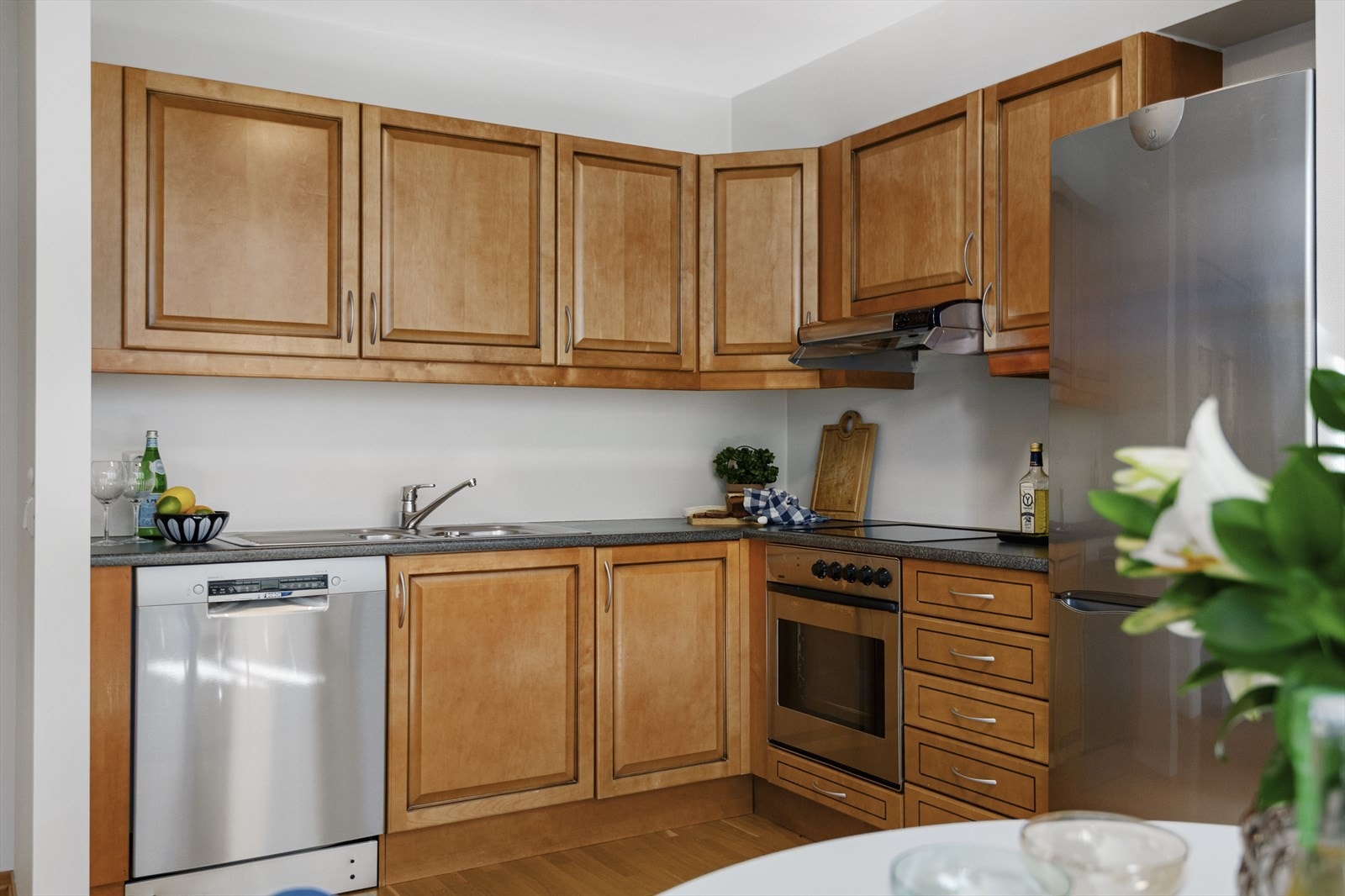 God skap- og benkeplass på kjøkkenet. Galleribilde