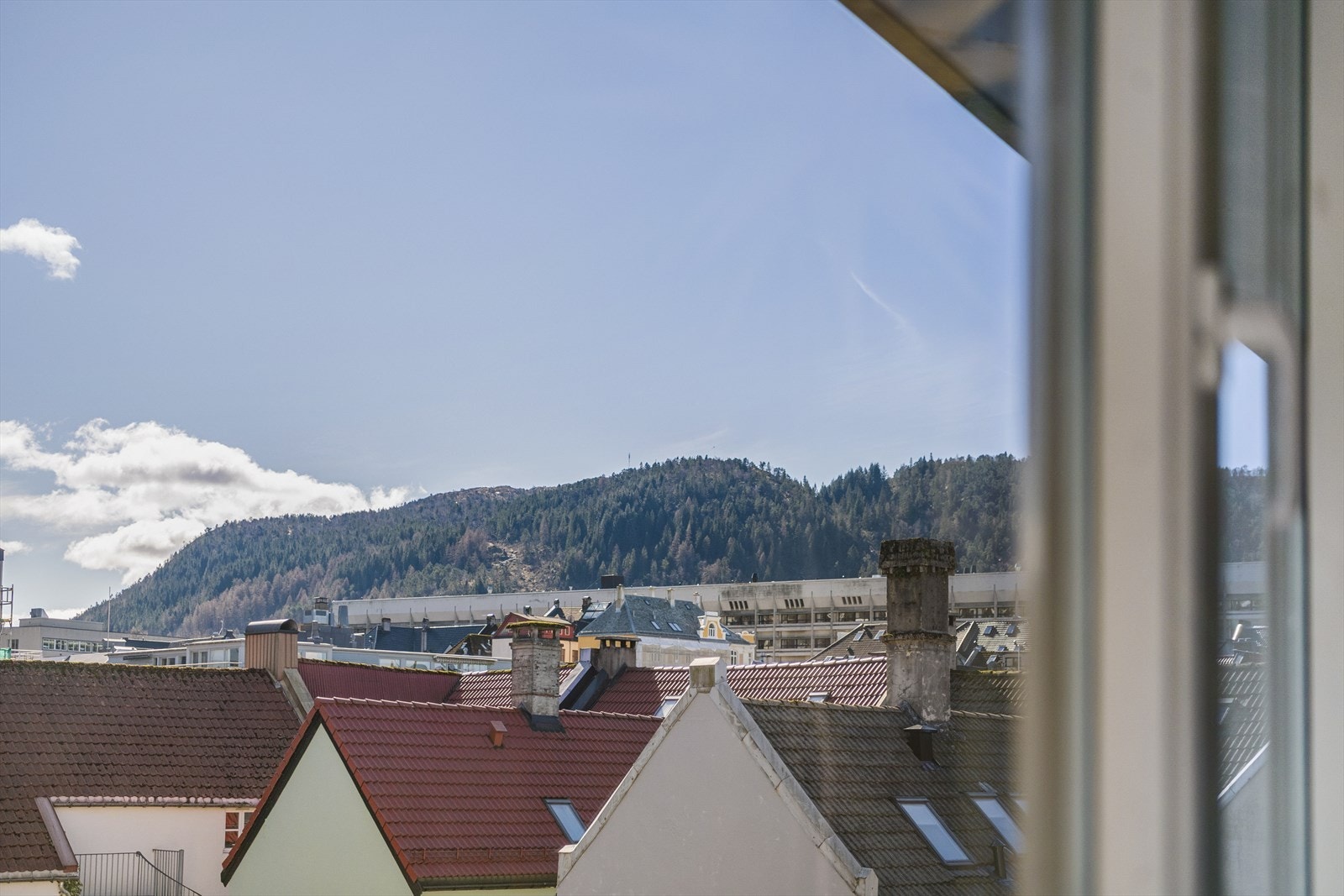 Fra soverommet er det nydelig utsikt til Løvstakken! Galleribilde