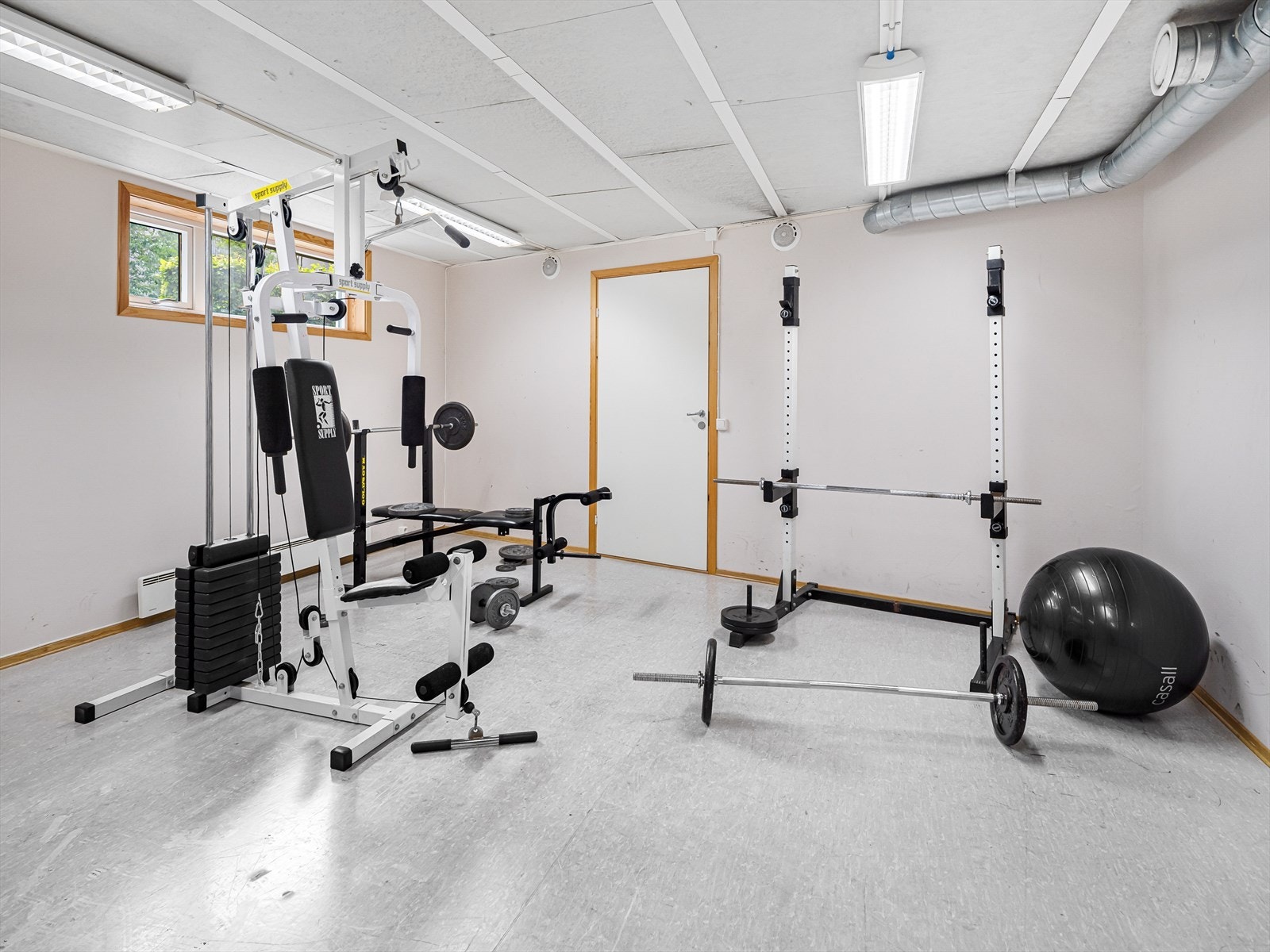 Treningsrommet er utstyrt med både mølle og diverse apparater. Galleribilde