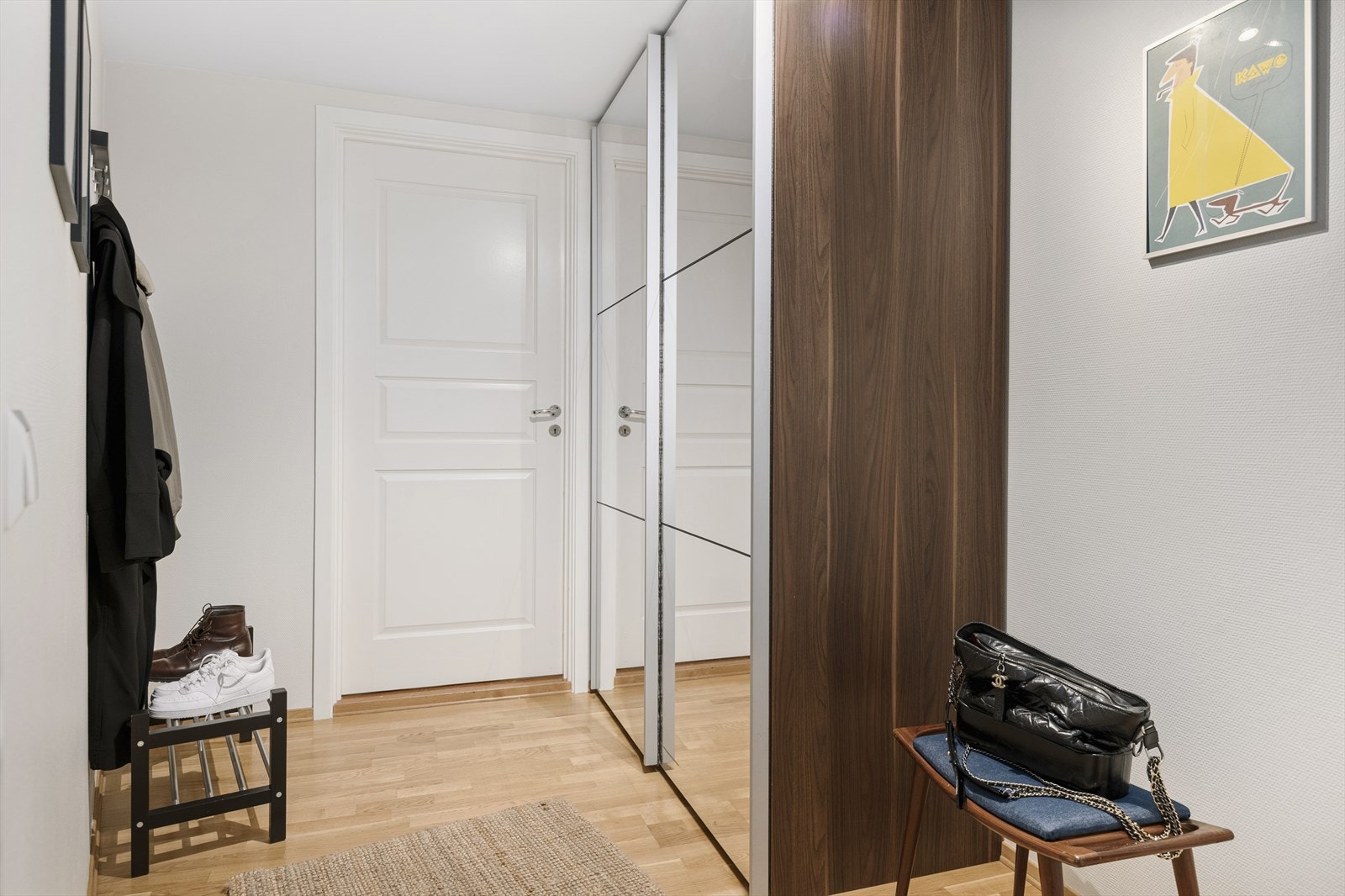 Lys og trivelig gang med god plass til oppbevaring i skyvedørsgarderobe. Galleribilde