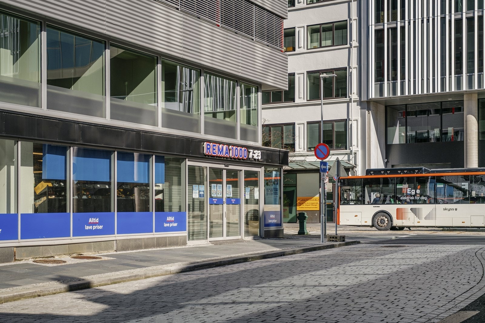 Buss og flere dagligvarebutikker like ved leiligheten. Galleribilde