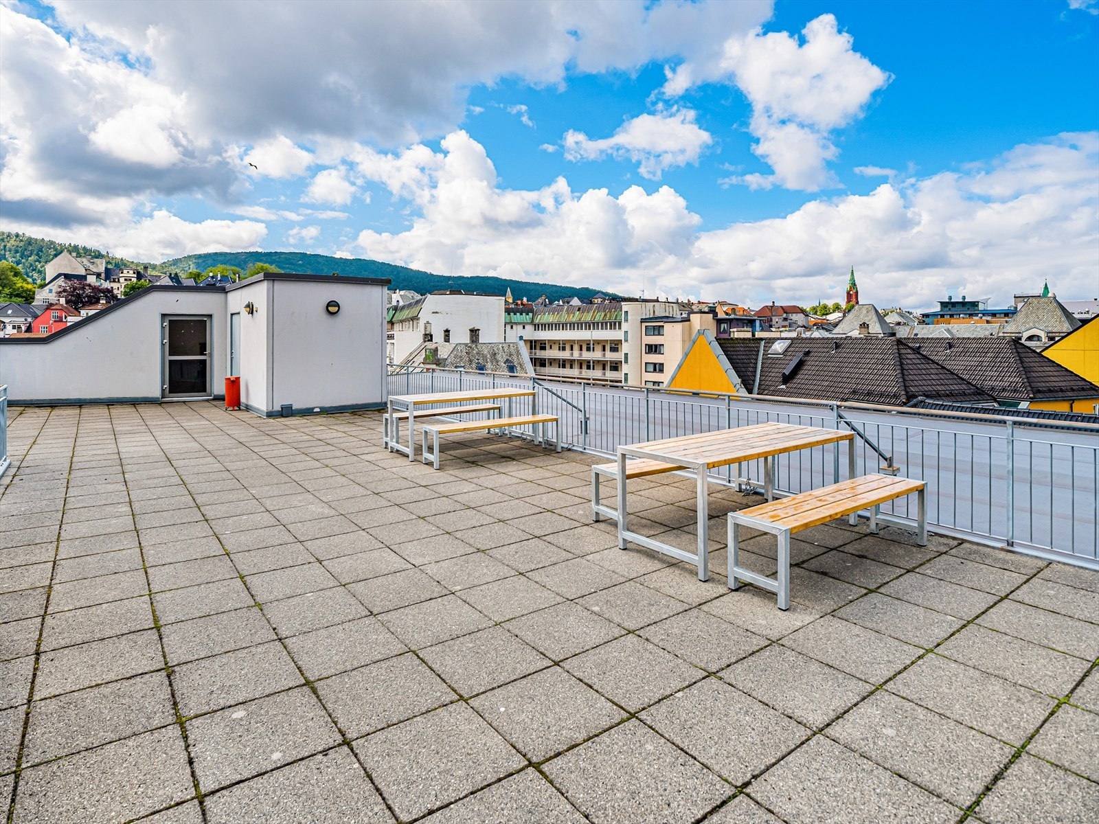 Takterrassen er den perfekte plassen å invitere til 17.mai frokost. Galleribilde