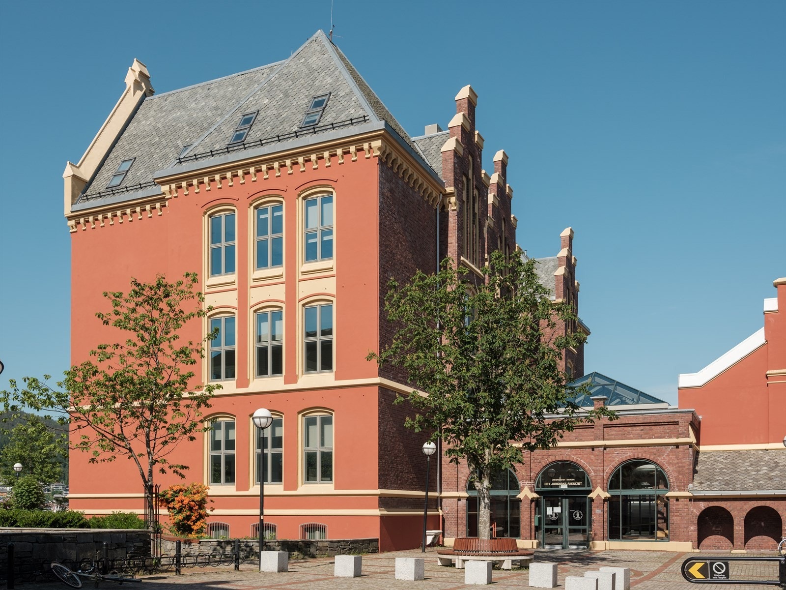 Det juridiske fakultet er en av flere utdanningstilbud i nærheten. Galleribilde