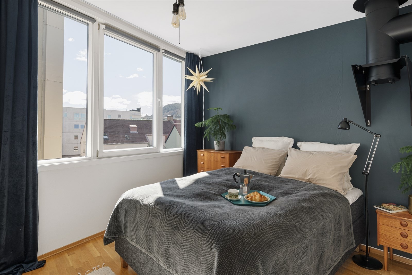 Soverom nr.1 er lyst og romslig med plass til dobbeltseng og garderobeløsning Galleribilde