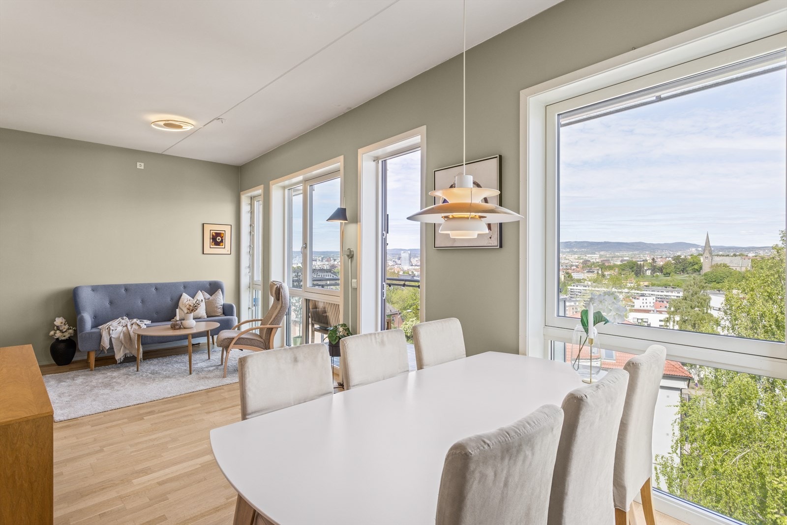 Gulvet er belagt med 3-stavs eikeparkett og overflatene ble malt i 2020 i behagelige fargetoner. Galleribilde