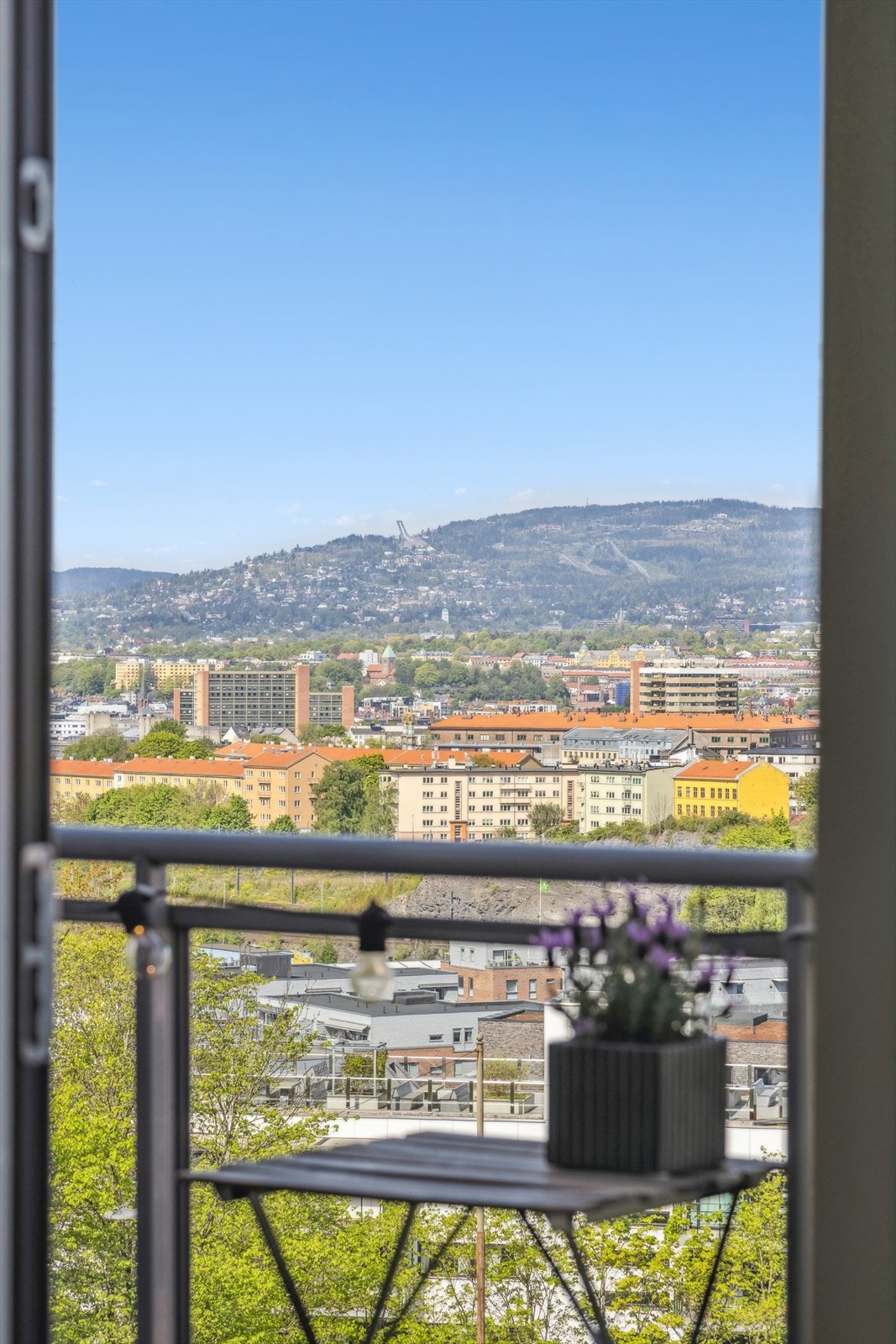 Langstrakt utsikt mot Holmenkollen Galleribilde