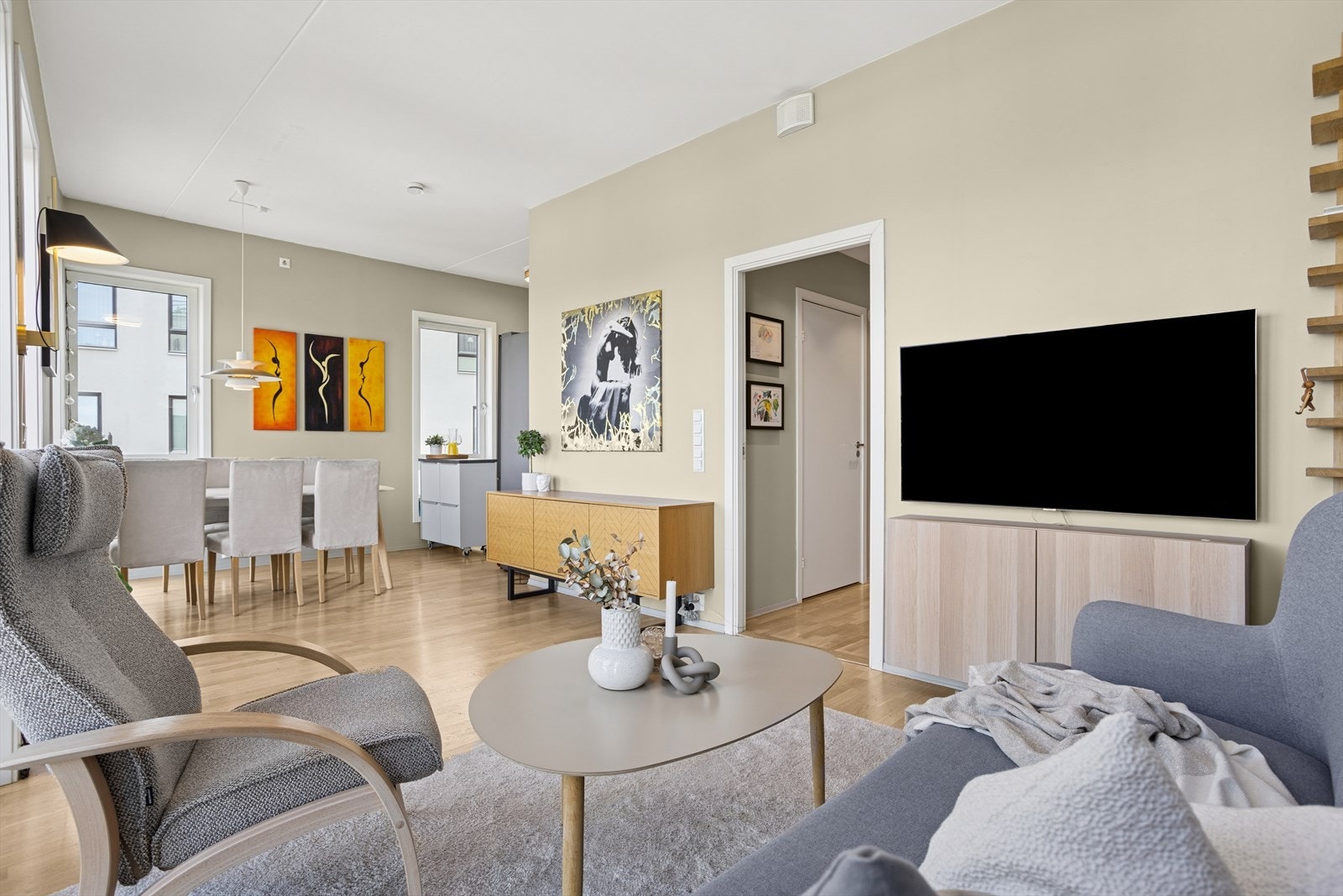 Stuen oppleves som enkel å møblere med god og naturlig plass til spisebord og sofagruppe med tilhørende møblement. Galleribilde