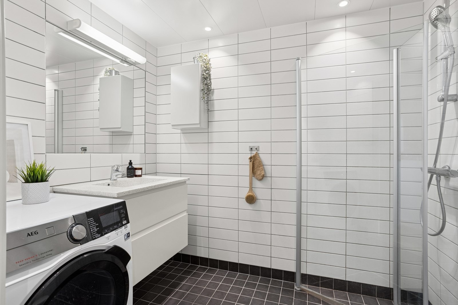 Tidløst bad med gjennomtenkte løsninger, varmekabler og opplegg for vaskemaskin. Galleribilde