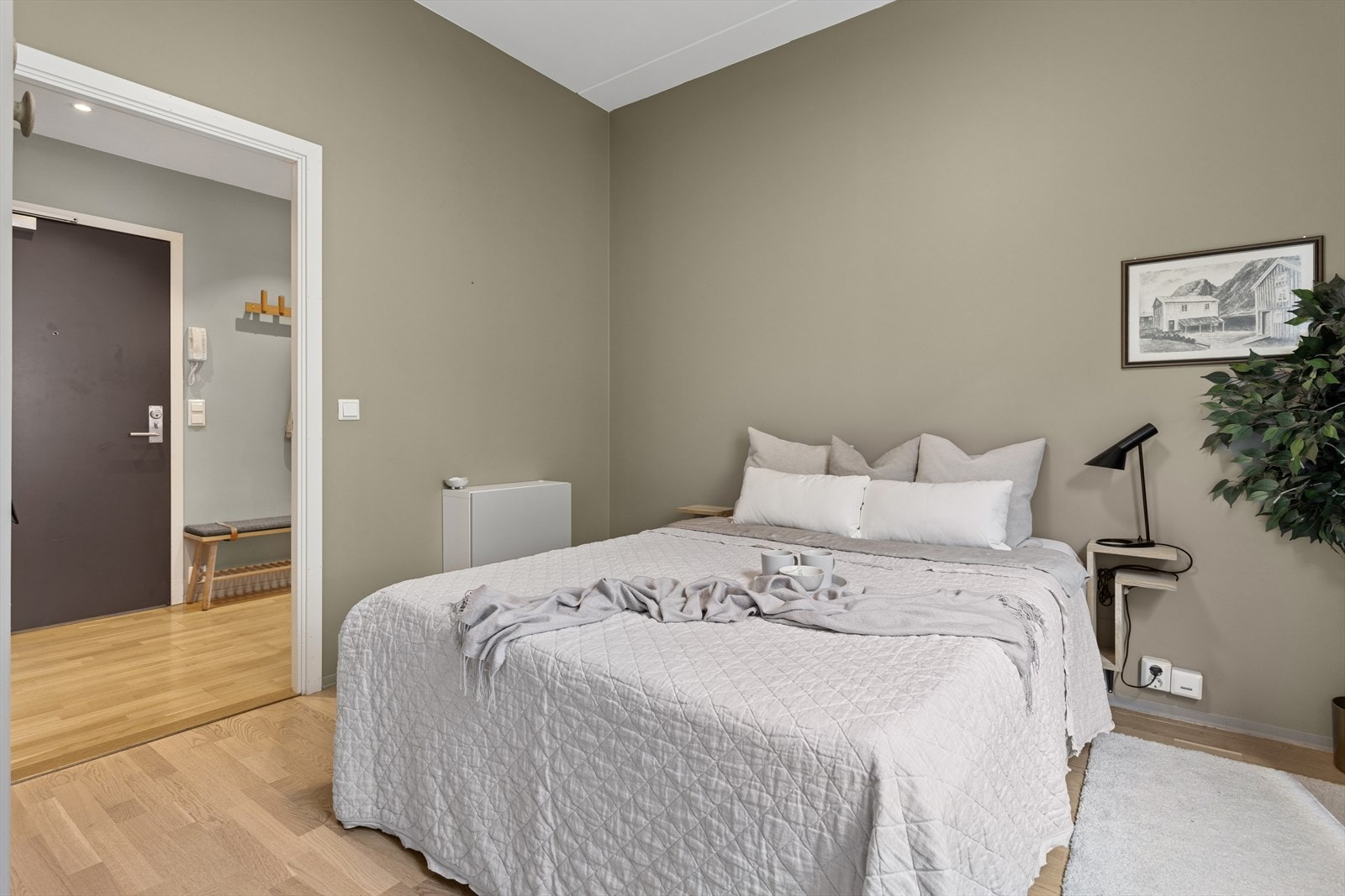 Romslig hovedsoverom malt i en lun fargetone - med eget walk-in closet. Galleribilde