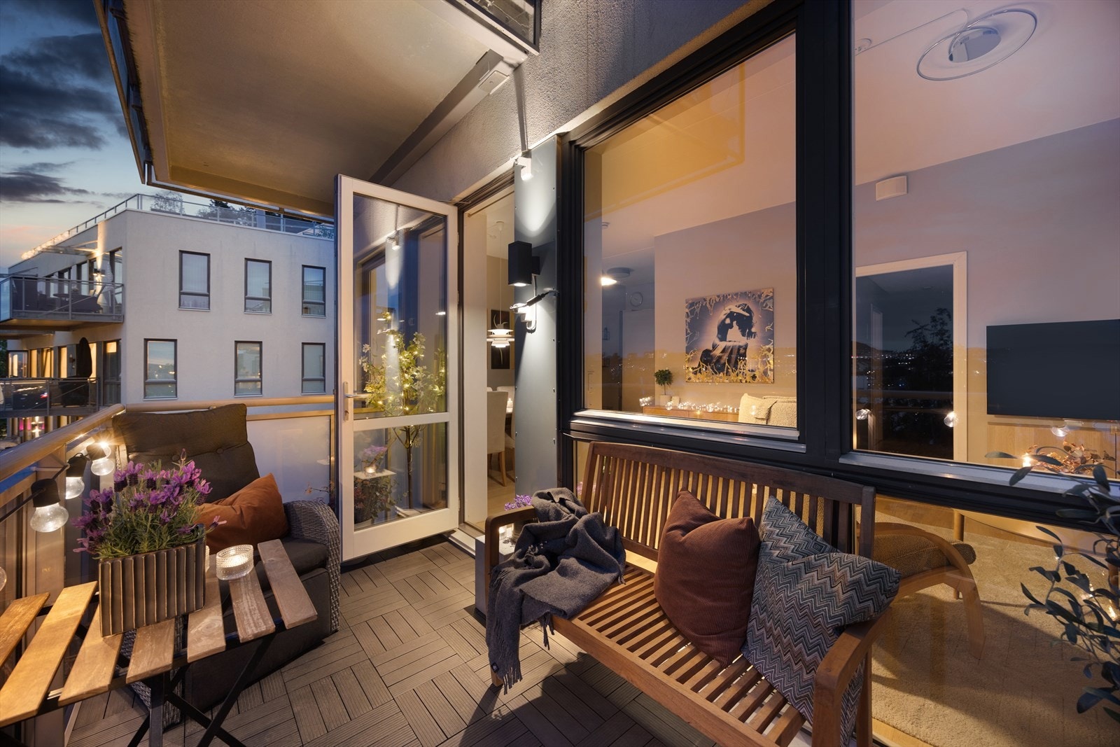 På balkongen er det plass til grill og balkongmøbler. Gulvet er belagt med treheller/komposittheller. Galleribilde